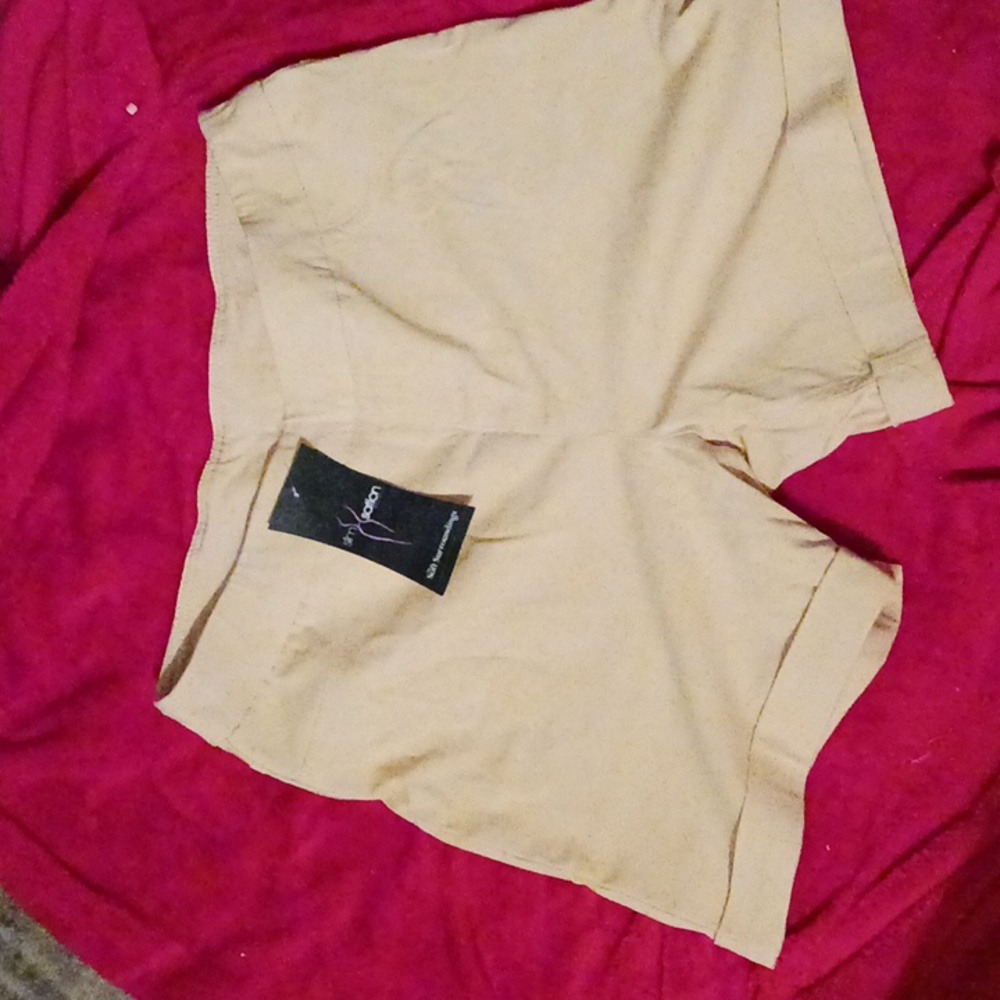 Soft surrounding light yellow large shorts